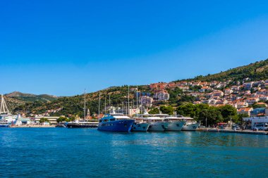 DUBROVNIK, CROATIA - 28 Haziran 2024: Gruz Körfezi 'nin karşısındaki Dubrovnik limanına bakın. Dubrovnik Limanı popüler bir gemi limanı ve her yıl bir milyondan fazla yolcu gemisi yolcuları için ana kapıdır.
