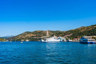 DUBROVNIK, CROATIA - 28 Haziran 2024: Gruz Körfezi 'nin karşısındaki Dubrovnik limanına bakın. Dubrovnik Limanı popüler bir gemi limanı ve her yıl bir milyondan fazla yolcu gemisi yolcuları için ana kapıdır.