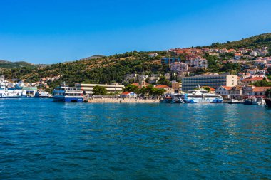 DUBROVNIK, CROATIA - 28 Haziran 2024: Gruz Körfezi 'nin karşısındaki Dubrovnik limanına bakın. Dubrovnik Limanı popüler bir gemi limanı ve her yıl bir milyondan fazla yolcu gemisi yolcuları için ana kapıdır.