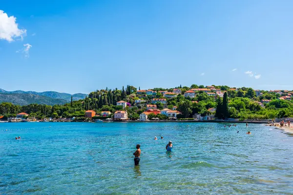 KOLOCEP ISLAND, CROATIA - 28 Haziran 2024: Tatilciler, Dubrovnik yakınlarındaki üç yerleşim adasından biri olan Kolocep çevresindeki Adriyatik Denizi 'nin yaz tatili ve kristal berrak sularının keyfini çıkarıyorlar