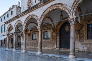 Hırvatistan 'ın Eski Dubrovnik kentinde 1516-1522 yılları arasında inşa edilen Sponza Sarayı manzarası