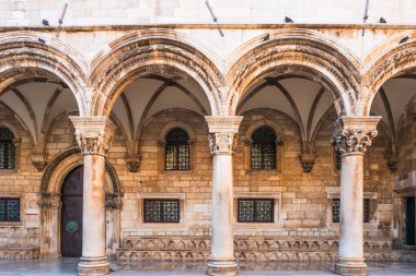 Hırvatistan 'ın Dubrovnik kentindeki 15. yüzyıl Rektör Sarayı' nın son Gotik tarzıyla inşa edilmiş görüntüsü