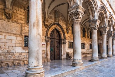 DUBROVNIK, CROATIA - 29 Haziran 2024: Dubrovnik 'teki Rektör Sarayı manzarası. Saray 14. ve 1808 yılları arasında Ragusa Cumhuriyeti Rektörü olarak hizmet vermiştir.