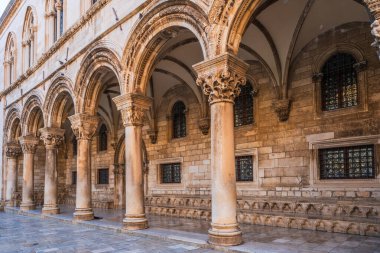 Hırvatistan 'ın Dubrovnik kentindeki 15. yüzyıl Rektör Sarayı' nın son Gotik tarzıyla inşa edilmiş görüntüsü