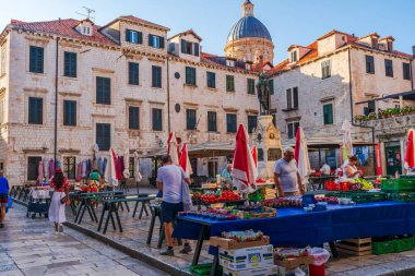 DUBROVNIK, CROATIA - 29 Haziran 2024: İnsanlar Dubrovnik Eski Şehir 'deki Gunduliceva Poljana açık hava pazarından alışveriş yapıyorlar.
