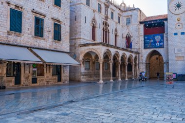 DUBROVNIK, CROATIA - 29 Haziran 2024: Dubrovnik 'in Eski Kenti' ndeki ünlü kireçtaşıyla kaplı yayalar, dükkanlar, kafeler ve restoranlarla dolu