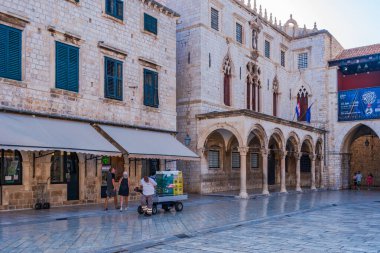 DUBROVNIK, CROATIA - 29 Haziran 2024: Dubrovnik 'in Eski Kenti' ndeki ünlü kireçtaşıyla kaplı yayalar, dükkanlar, kafeler ve restoranlarla dolu