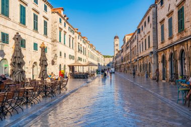 DUBROVNIK, CROATIA - 29 Haziran 2024: Dubrovnik 'in Eski Kenti' ndeki ünlü kireçtaşıyla kaplanmış Stradun, dükkan, kafe ve açık hava oturma alanları olan restoranlarla dolu