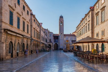 DUBROVNIK, CROATIA - 29 Haziran 2024: Dubrovnik 'in Eski Kenti' ndeki ünlü kireçtaşıyla kaplanmış Stradun, dükkan kafe ve açık hava oturma alanları olan restoranlarla dolu.