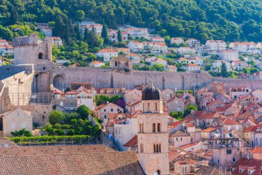 Hırvatistan 'ın Dubrovnik kentindeki tarihi Eski Şehrin çatıları ve ünlü Şehir Duvarları