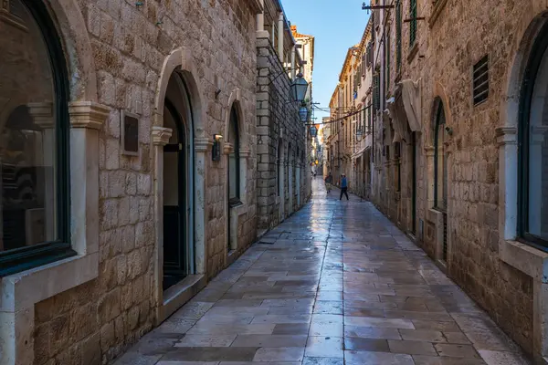 DUBROVNIK, CROATIA - 29 Haziran 2024: Hırvatistan 'ın ortaçağ duvarlarıyla çevrili ünlü Dubrovnik kenti. Eski kasaba 1979 yılında UNESCO Dünya Mirası Listesi olarak listelendi.