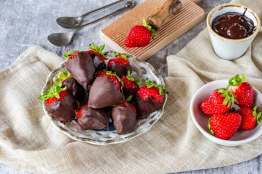 Koyu çikolataya batırılmış taze çilekler.