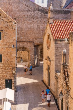 DUBROVNIK, CROATIA - 29 Haziran 2024: Dubrovnik 'in ünlü tarihi kenti, 1979 yılında UNESCO Dünya Mirasları Alanı olarak listelendi, popüler bir turizm beldesi.