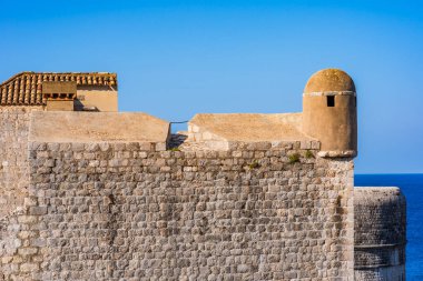 Hırvatistan 'ın Dubrovnik kentindeki ünlü tarihi Şehir Duvarları manzarası.