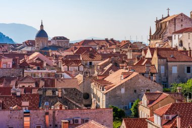 Hırvatistan 'ın tarihi Dubrovnik kentinin çatılarının manzarası