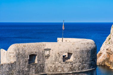 Hırvatistan 'ın başkenti Dubrovnik' teki Adriyatik denizi ve ünlü Şehir Duvarları manzarası.