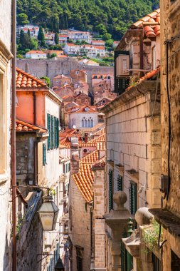 DUBROVNIK, CROATIA - 27 Haziran 2024: Hırvatistan 'ın ortaçağ duvarlarıyla çevrili ünlü Dubrovnik kenti. Eski kasaba 1979 yılında UNESCO Dünya Mirası Listesi olarak listelendi.