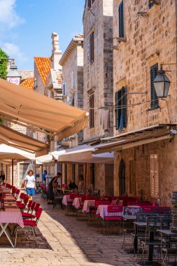 DUBROVNIK, CROATIA - 27 Haziran 2024: Dubrovnik 'in ünlü Eski Kenti 1979 yılında UNESCO Dünya Mirasları Listesi olarak listelendi. Kireçtaşıyla kaplı, yayaya Stradun 'da dükkanlar ve restoranlarla dolu.