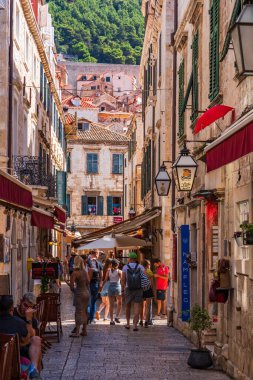 DUBROVNIK, CROATIA - 27 Haziran 2024: Hırvatistan 'ın ortaçağ duvarlarıyla çevrili ünlü Dubrovnik kenti. Eski kasaba 1979 yılında UNESCO Dünya Mirası Listesi olarak listelendi.