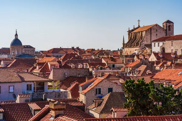 Hırvatistan 'ın tarihi Dubrovnik kentinin çatılarının manzarası