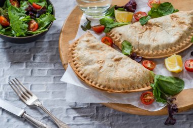 Biftek köfteli, tatlı mısır ve fasulyeli kızarmış quesadilla.