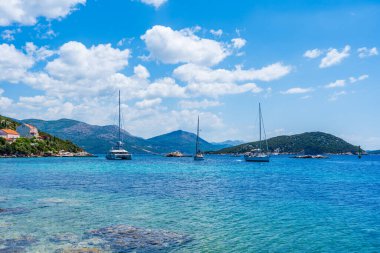 Adriyatik Denizi 'nin kristal berrak suları Dubrovnik yakınlarındaki Elaphiti Adası çevresinde. Hırvatistan 'da yaz