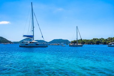 Adriyatik Denizi 'nin kristal berrak suları Dubrovnik yakınlarındaki Elaphiti Adası çevresinde. Hırvatistan 'da yaz