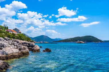 Adriyatik Denizi 'nin kristal berrak suları Dubrovnik yakınlarındaki Elaphiti Adası çevresinde. Hırvatistan 'da yaz