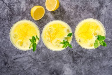 Donmuş limoncello kokteyli - ferahlatıcı yaz alkollü içeceği