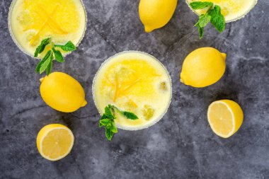 Donmuş limoncello kokteyli - ferahlatıcı yaz alkollü içeceği