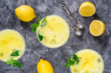 Donmuş limoncello kokteyli - ferahlatıcı yaz alkollü içeceği