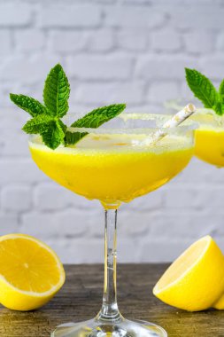 Donmuş limoncello kokteyli - ferahlatıcı yaz alkollü içeceği
