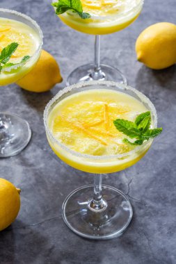 Donmuş limoncello kokteyli - ferahlatıcı yaz alkollü içeceği