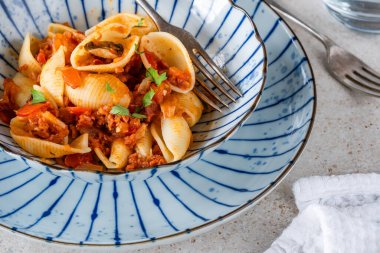 Domates, mantar ve sucuk soslu makarna kabuğu.