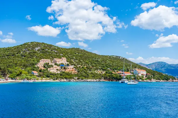 Adriyatik Denizi 'nin kristal berrak suları Dubrovnik yakınlarındaki Elaphiti Adası çevresinde. Hırvatistan 'da yaz