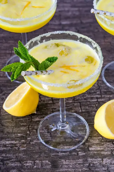 Donmuş limoncello kokteyli - ferahlatıcı yaz alkollü içeceği