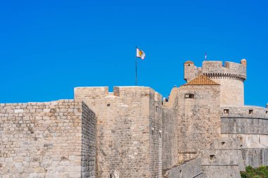 DUBROVNIK, CROATIA - 29 Haziran 2024: 1979 yılında UNESCO Dünya Mirasları Listesi 'nde yer alan Dubrovnik' in Eski Kentteki ünlü Şehir Duvarları