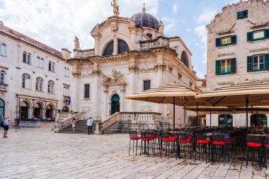 DUBROVNIK, CROATIA - 27 Haziran 2024: Dubrovnik Eski Kasabası 'ndaki bir barok Roma Katolik katedrali olan Bakire Meryem' in Varsayım Katedrali 'ne bakış. 1671 ve 1713 yılları arasında inşa edildi..