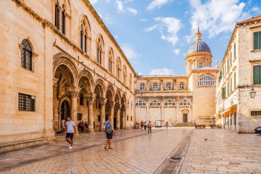 DUBROVNIK, CROATIA - 27 Haziran 2024: Dubrovnik 'teki Rektör Sarayı manzarası. Saray 14. ve 1808 yılları arasında Ragusa Cumhuriyeti Rektörü olarak hizmet vermiştir.