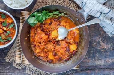 Vejetaryen fasulye ve ananas körisi ve basmati pilavı.