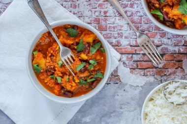 Vejetaryen fasulye ve ananas körisi ve basmati pilavı.