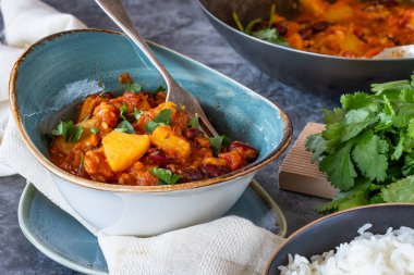 Vejetaryen fasulye ve ananas körisi ve basmati pilavı.