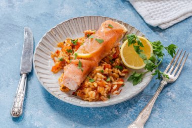 Chorizo pilavlı haşlanmış somon.