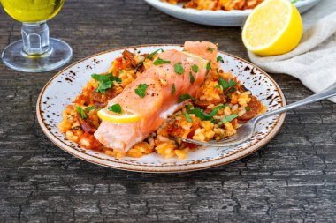 Chorizo pilavlı haşlanmış somon.