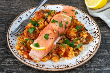 Chorizo pilavlı haşlanmış somon.