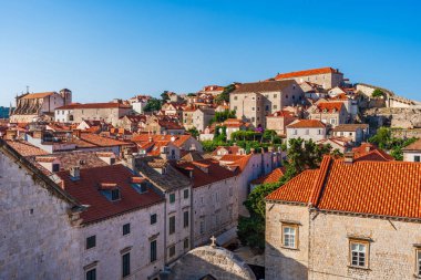 Dubrovnik 'in tarihi Eski Şehir ve Hırvatistan Şehir Duvarları' nın çatı manzarası