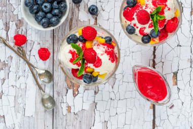 Taze meyve ve ahududu soslu vanilyalı dondurma.