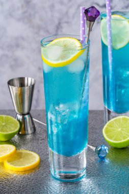 Ferahlatıcı mavi curacao, votka ve limonata kokteyli