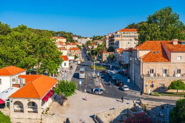 DUBROVNIK, CROATIA - 29 Haziran 2024: Güney Hırvatistan 'da kendine özgü Eski Kenti olarak bilinen Dubrovnik' in manzarası, 16. yüzyılda tamamlanmış devasa taş duvarlarla çevrili..