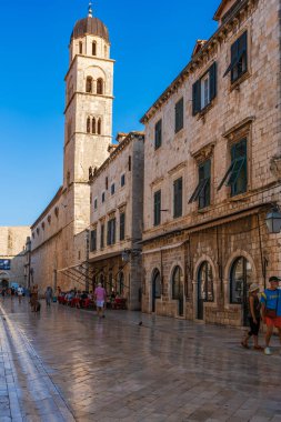 DUBROVNIK, CROATIA - 29 Haziran 2024: Dubrovnik 'in Eski Kenti' ndeki ünlü kireçtaşıyla kaplanmış Stradun caddesi, açık alanlı dükkanlar, kafeler ve restoranlarla dolu.